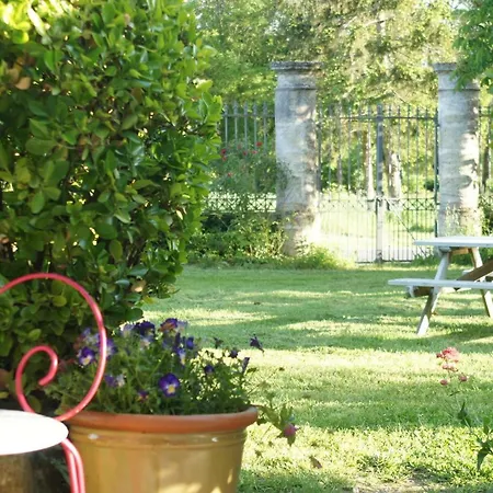 D'hotes La Hourqueyre Bed & Breakfast 3*