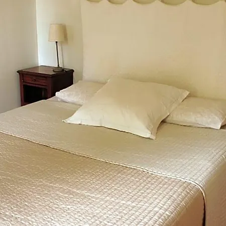 D'hotes La Hourqueyre Bed & Breakfast 3*